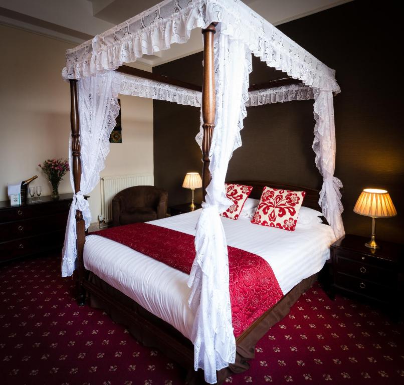 Postel nebo postele na pokoji v ubytování Killin Hotel