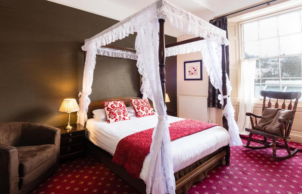Postel nebo postele na pokoji v ubytování Killin Hotel