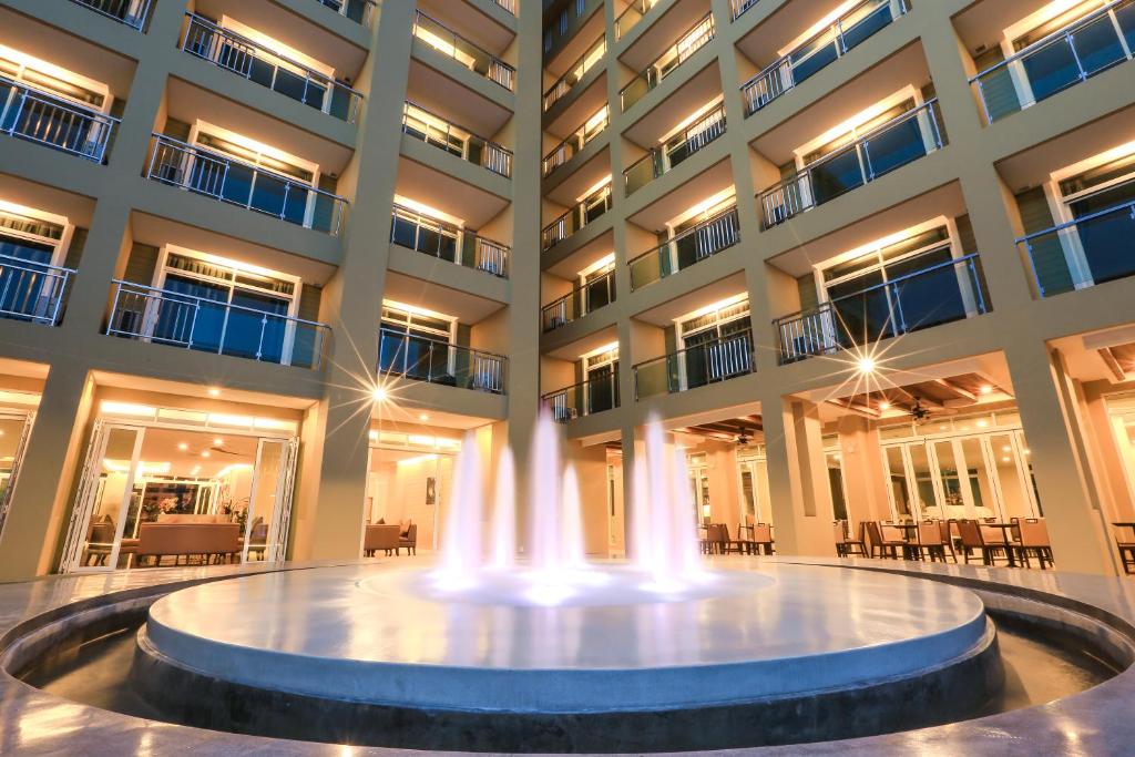 un grand bâtiment avec une fontaine devant lui dans l'établissement Crystal Palace Luxury Hotel Pattaya, à Pattaya (nord)