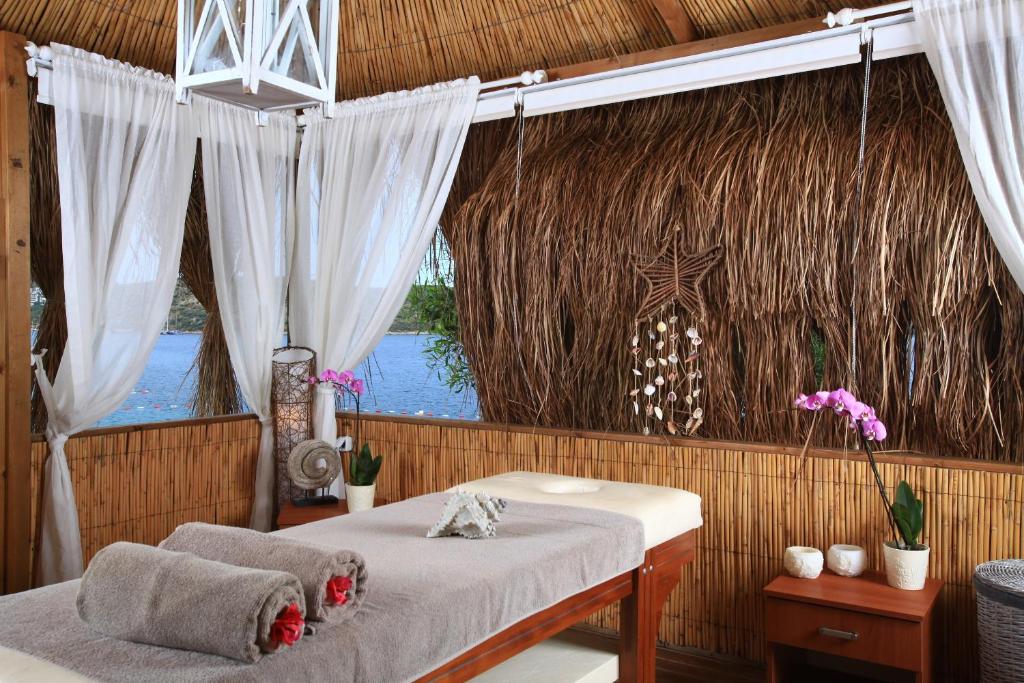 A bed or beds in a room at Aktur Residence