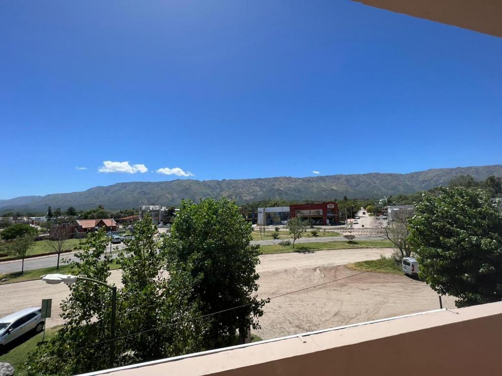 Una imagen general de la montaña o una montaña tomada desde el departamento