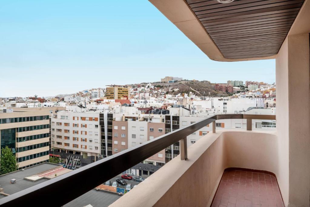 Výhľad na mesto Las Palmas de Gran Canaria alebo výhľad na mesto priamo z hotela