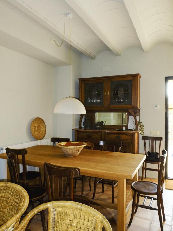 Un comedor con mesa y sillas de madera. en Ca L'Olier, en Montblanquet
