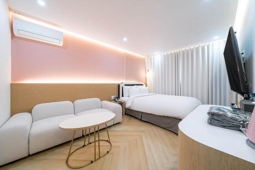 TV a/nebo společenská místnost v ubytování Browndot Hotel Namchuncheon