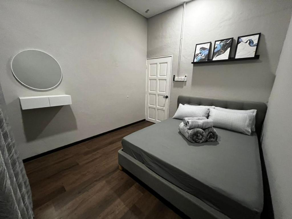 une petite chambre avec un lit avec un miroir dans l'établissement BELLA COTTAGE, à Pantai Cenang