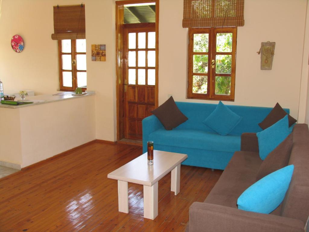 A seating area at Pasha Apart Hotel