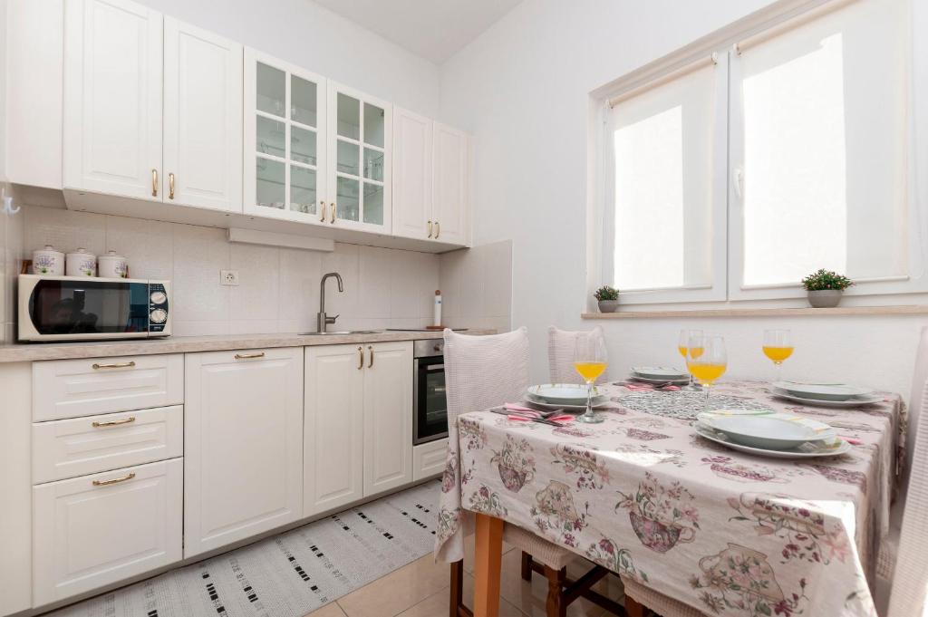 Kuchyňa alebo kuchynka v ubytovaní Apartments Jasna