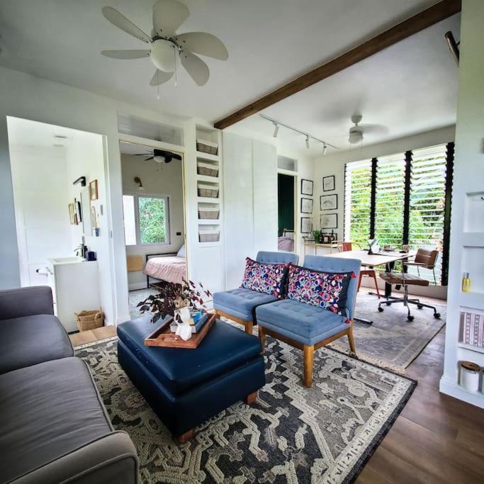 sala de estar con sofá, sillas y mesa en Swansea Hills Tiny Home en Puerto Princesa