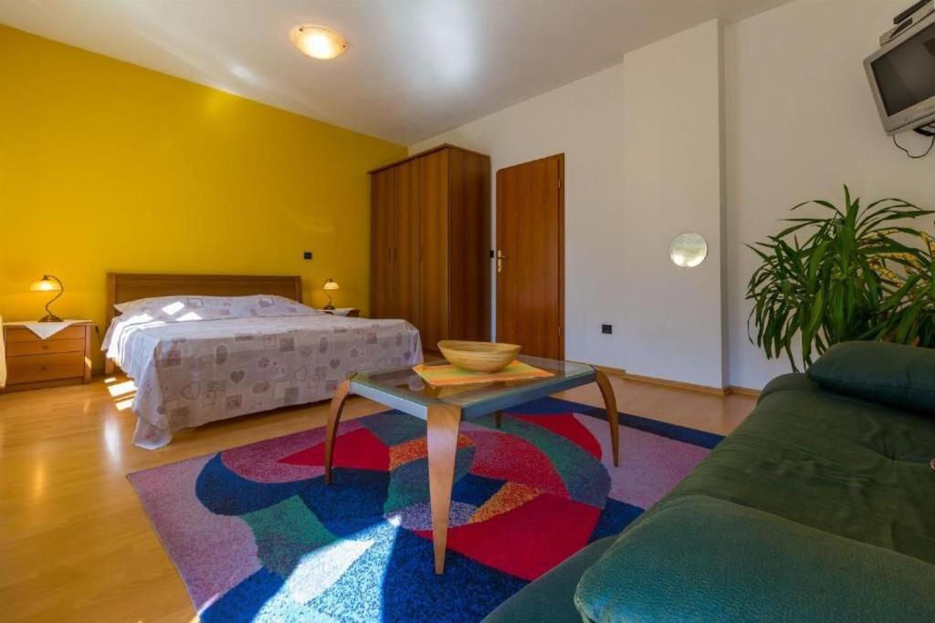 Posteľ alebo postele v izbe v ubytovaní Apartments Villa Katarina