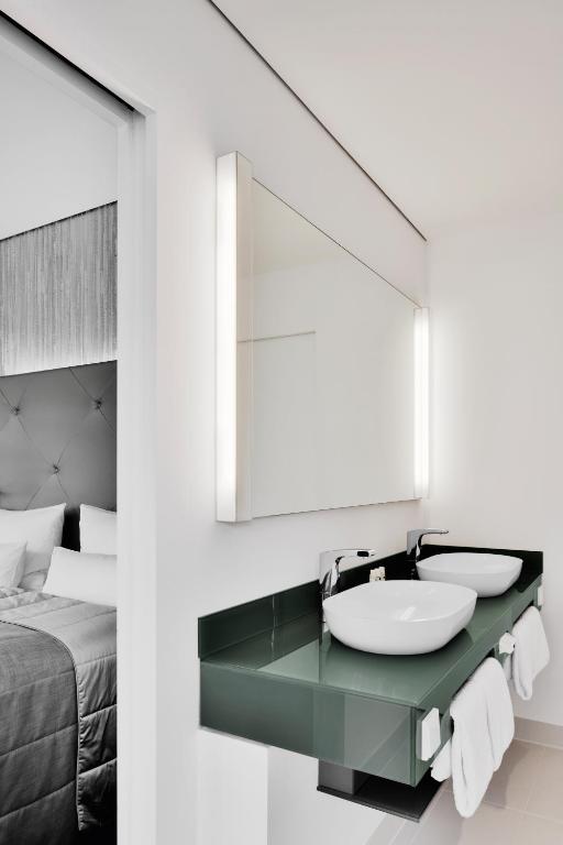 Postel nebo postele na pokoji v ubytování COSMO Hotel Berlin Mitte
