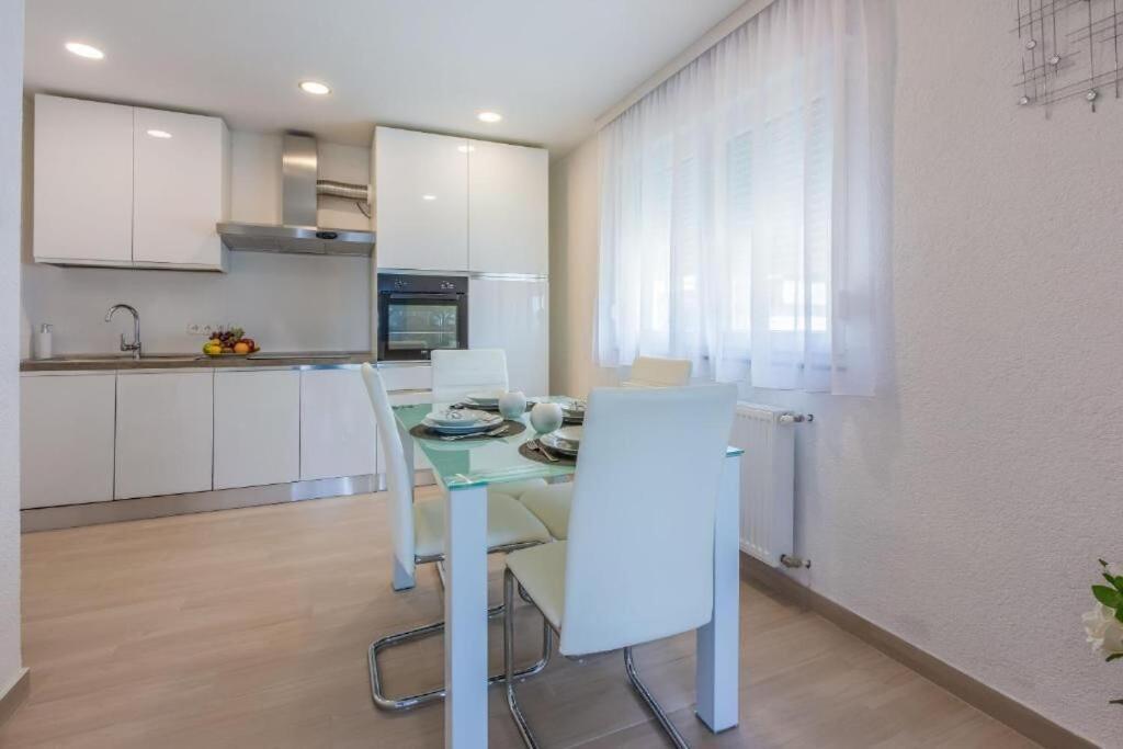 Kuchyň nebo kuchyňský kout v ubytování Apartments Cvetkovic