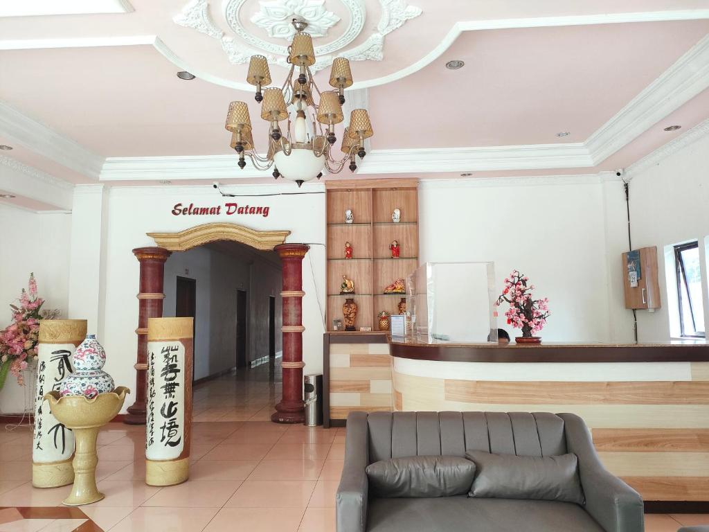 Lobby o reception area sa Hotel Riverside Manado