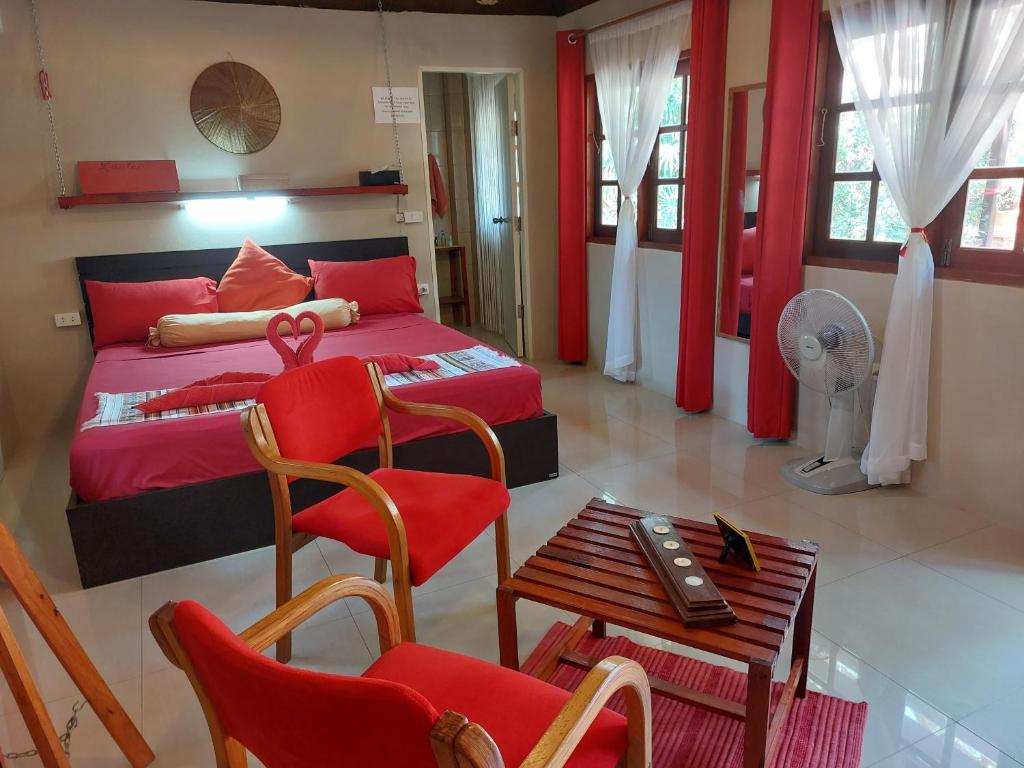 Postel nebo postele na pokoji v ubytování Red Moon Hideaway
