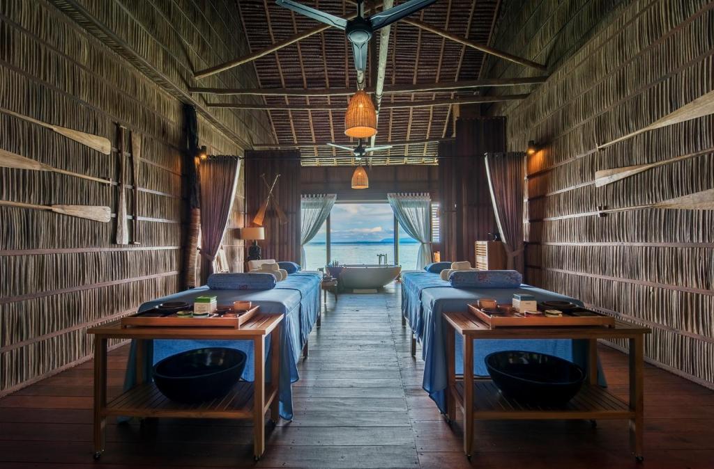 Postel nebo postele na pokoji v ubytování Papua Paradise Eco Resort