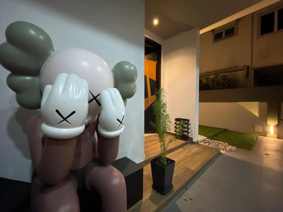 uma estátua de um urso de peluche numa casa em 5000 SQFT BRAND NEW Semi-D Hype Home 10pax em Ipoh