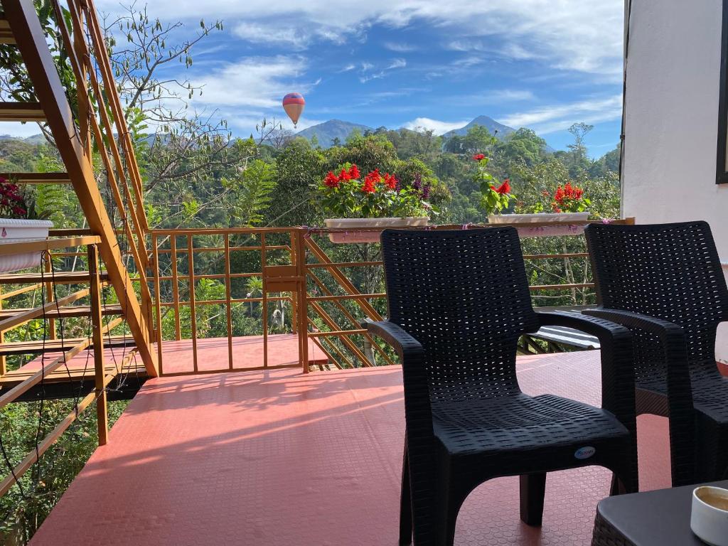 Balkón nebo terasa v ubytování Munnar BnB