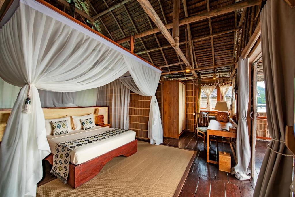 Postel nebo postele na pokoji v ubytování Papua Paradise Eco Resort