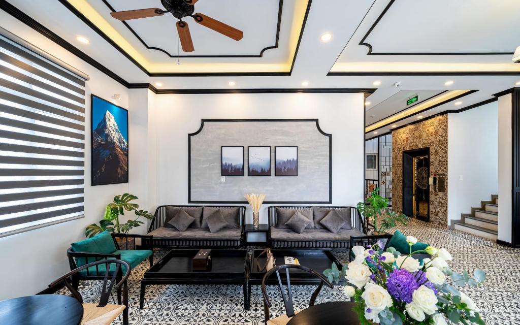 Khu vực ghế ngồi tại Nature Hotel - Luong The Vinh