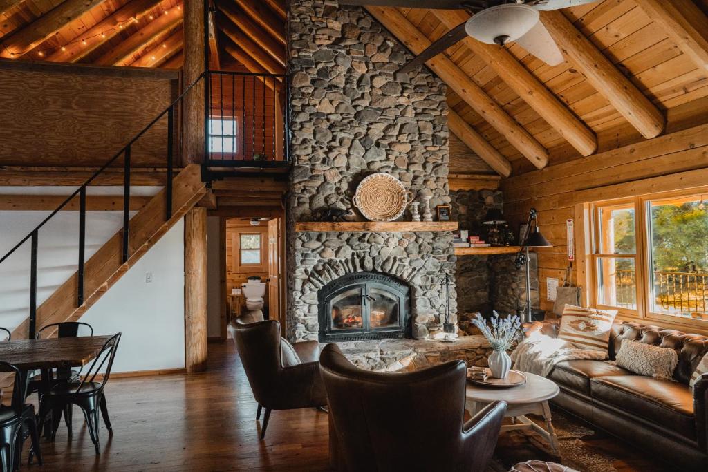 Posezení v ubytování Yosemite Charm by Casa Oso with spa and breathtaking views