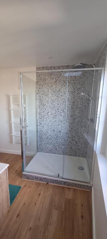 Chambres d'hôte le Cèdre lezoux - Double Room Deluxe (2 Adultos + 1 Criança)