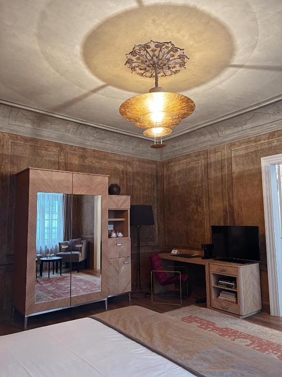 TV a/nebo společenská místnost v ubytování Dome Hotel