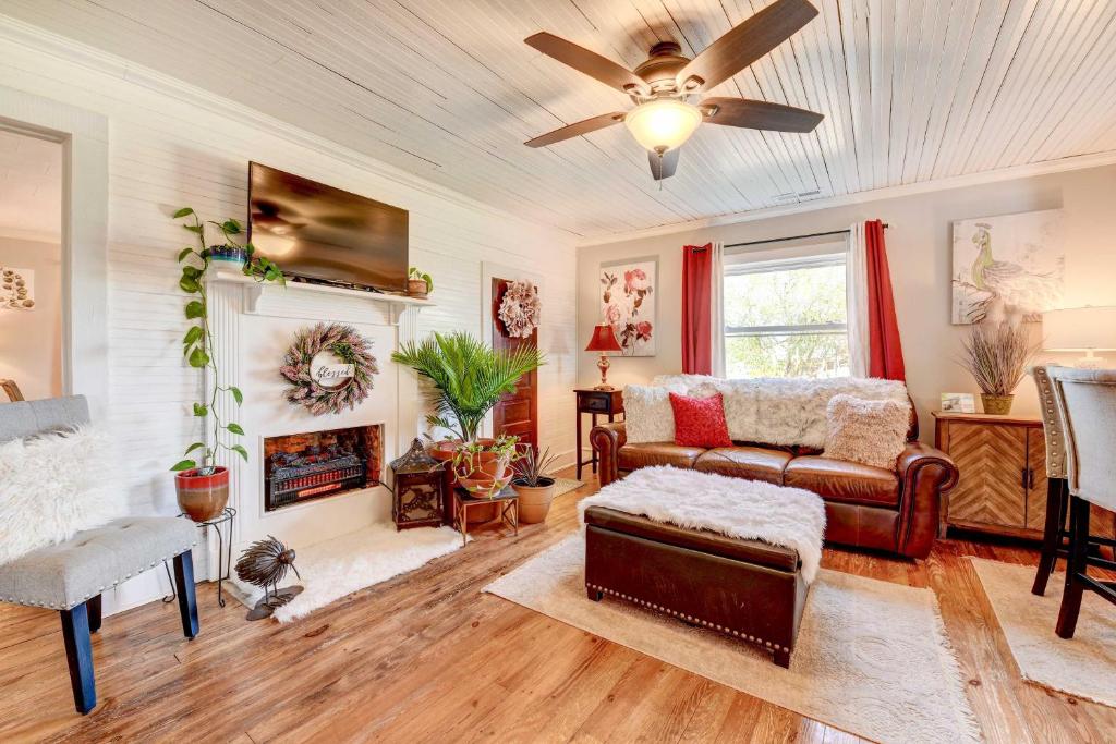 ein Wohnzimmer mit einem Sofa und einem Deckenventilator in der Unterkunft Charming Southern Sage Farmhouse in Denton! in Denton