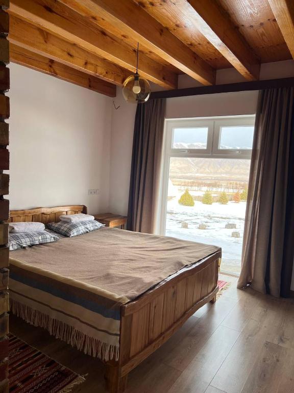 Postel nebo postele na pokoji v ubytování Kemin Guest House