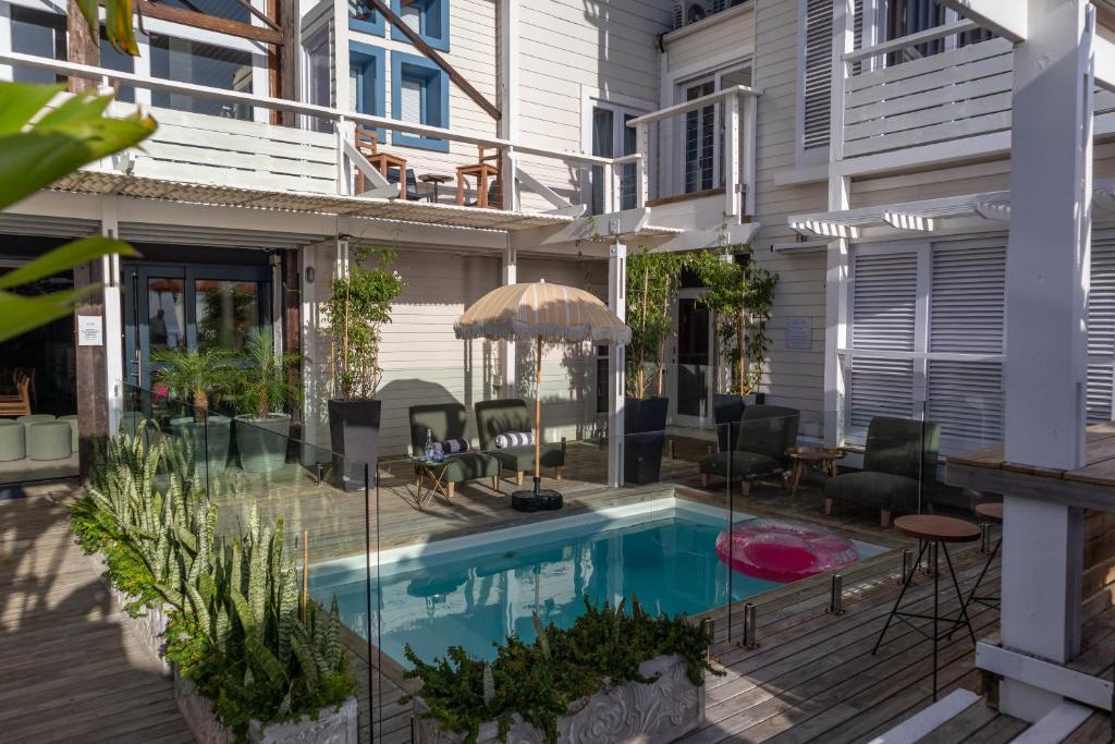 une terrasse avec une piscine et une maison dans l'établissement The Lofts Boutique Hotel, à Knysna