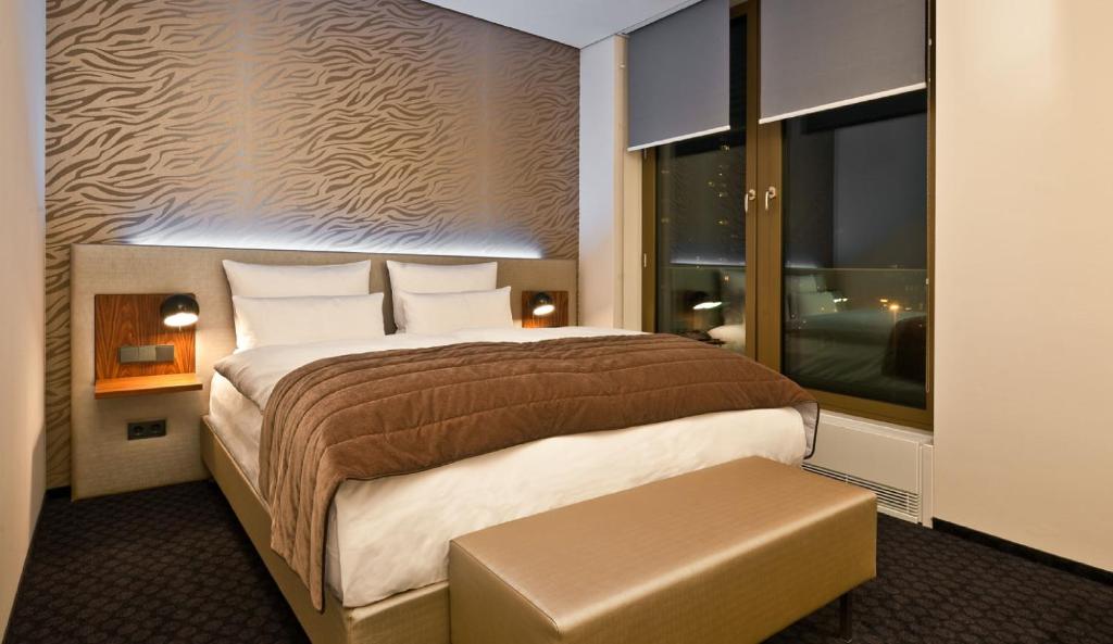 Postel nebo postele na pokoji v ubytování COSMO Hotel Berlin Mitte