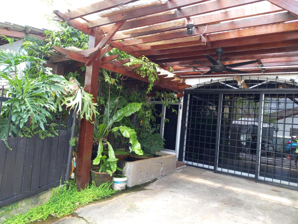 una pérgola de madera con una puerta en un patio en Jerry's Homestay Batu Caves Gombak, en Cuevas de Batu