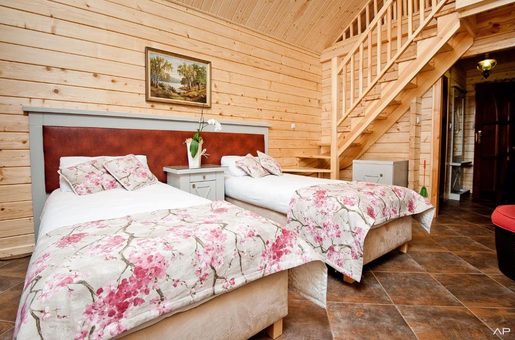 Postel nebo postele na pokoji v ubytování Domki Mazurskie w Ogrodach Złotej Łani Wiartel - Klimatyczne Apartamenty i Pokoje Widokowe