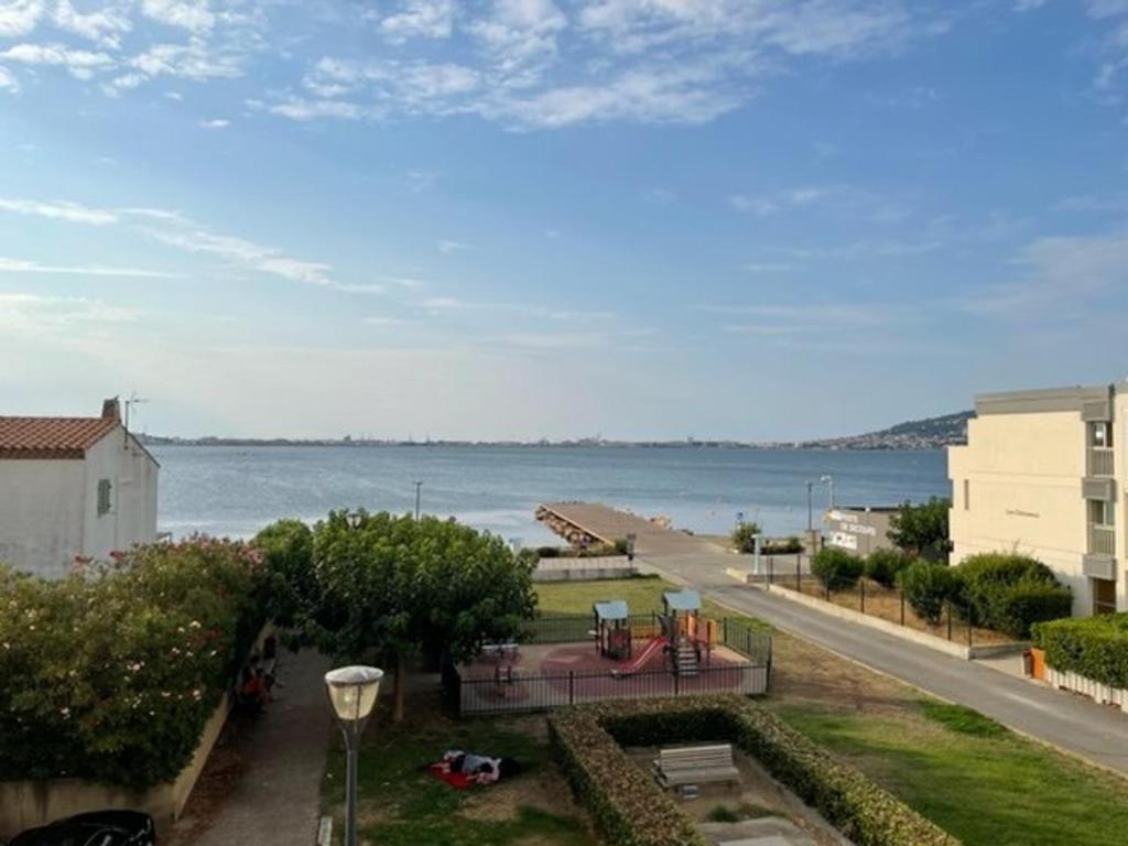 une vue sur l'océan depuis un balcon dans l'établissement Studio à Balaruc-les-Bains avec climatisation et animaux acceptés - FR-1-571-53, à Balaruc-les-Bains