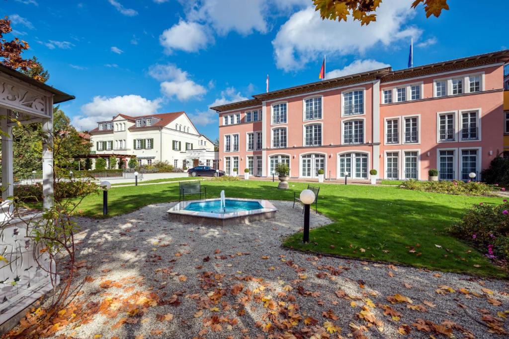 A piscina localizada em Hotel Villa Geyerswörth ou nos arredores