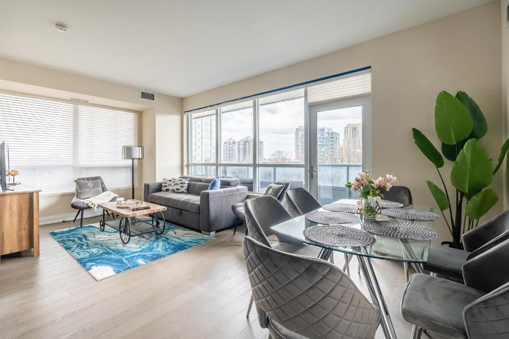 een woonkamer met een tafel en stoelen bij GLOBALSTAY Modern Apartments in North York Skyscraper in Toronto