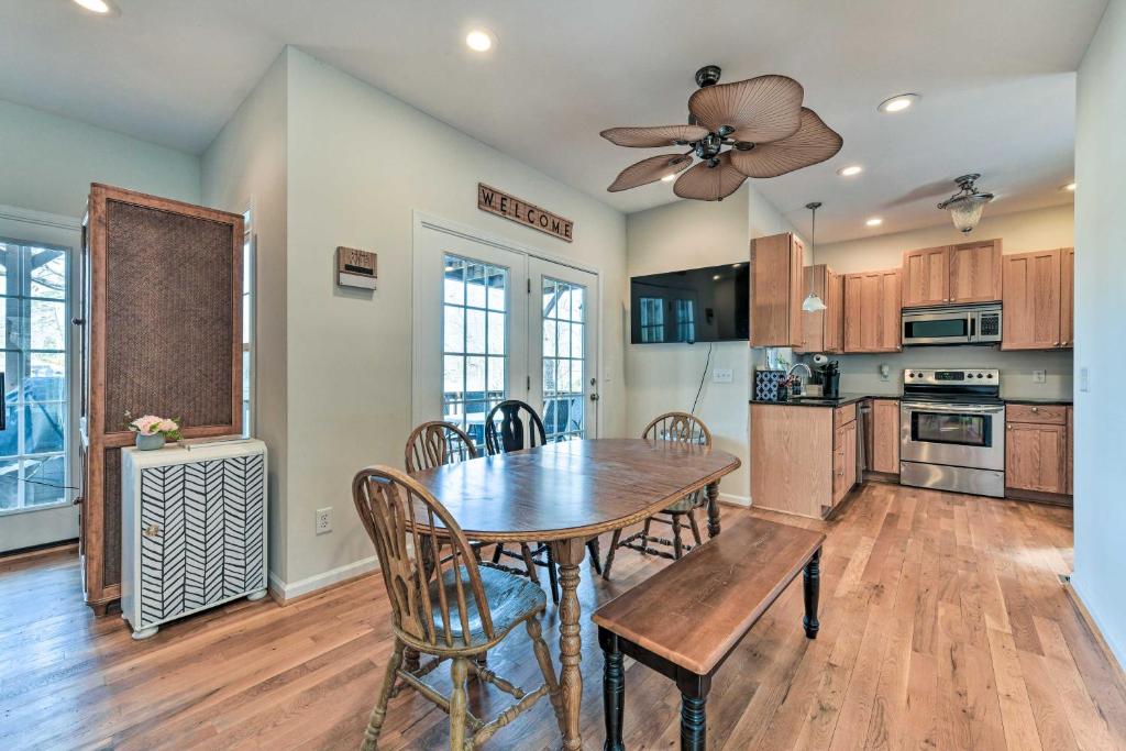 Lakefront Lexington House with Decks and Hot Tub!, Lexington Updated