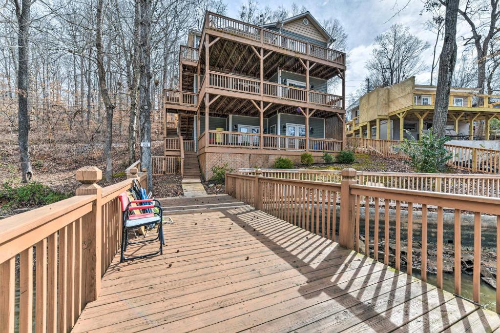 einen Holzsteg, der zu einem großen Haus führt in der Unterkunft Lakefront Lexington House with Spacious Deck! in Lexington