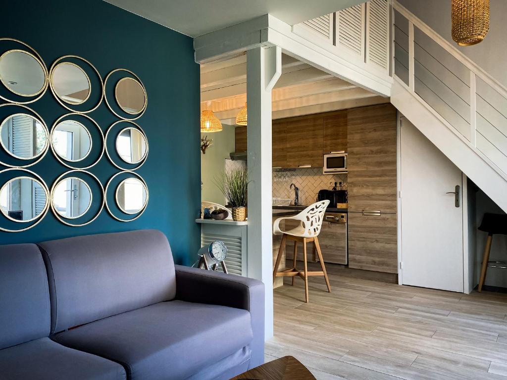 un salon avec un canapé et une mezzanine dans l'établissement Appartement Duplex refait à neuf, à Saint-Malo