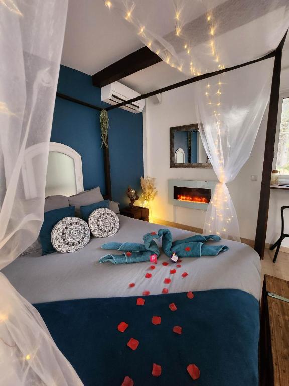 a bedroom with a bed with red hearts on it at A l&#39;Orée des pins - Gite indépendant avec baignoire balnéo et Home Cinéma en sup - Voir info de l&#39;hôte in Cuges-les-Pins