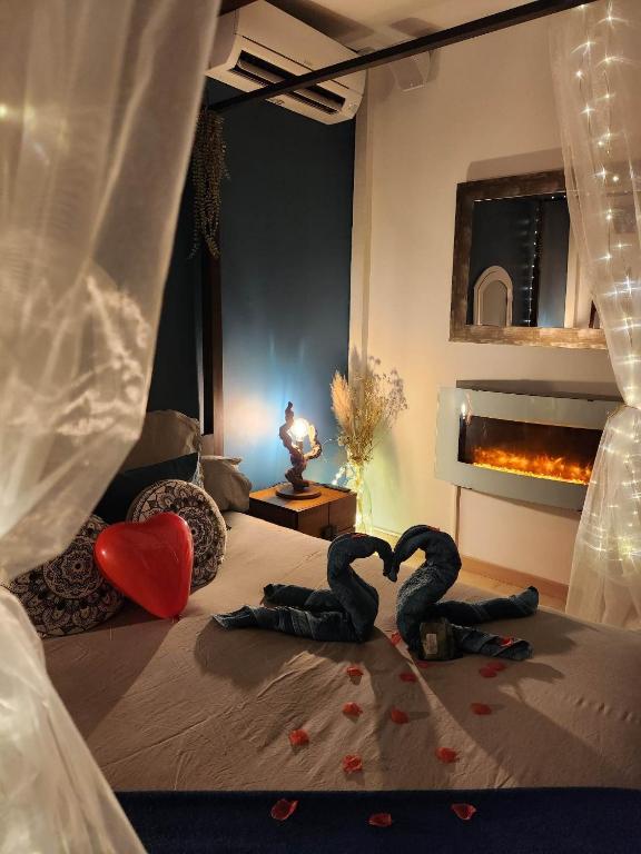 two people laying on a bed in a bedroom at A l&#39;Orée des pins - Gite indépendant avec baignoire balnéo et Home Cinéma en sup - Voir info de l&#39;hôte in Cuges-les-Pins