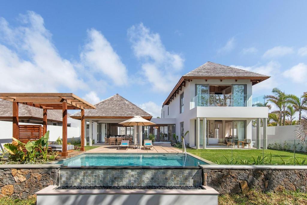 Bazén v ubytování Anantara Iko Mauritius Resort & Villas nebo v jeho okolí