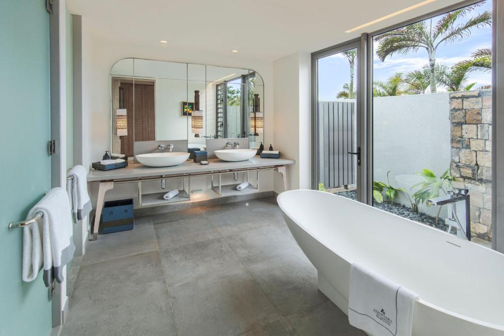 Koupelna v ubytování Anantara Iko Mauritius Resort & Villas