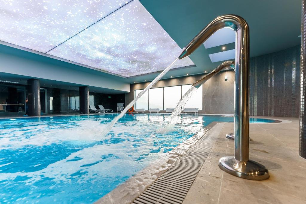 Bazén v ubytovaní FACTORY RESORT wellness & spa alebo v jeho blízkosti