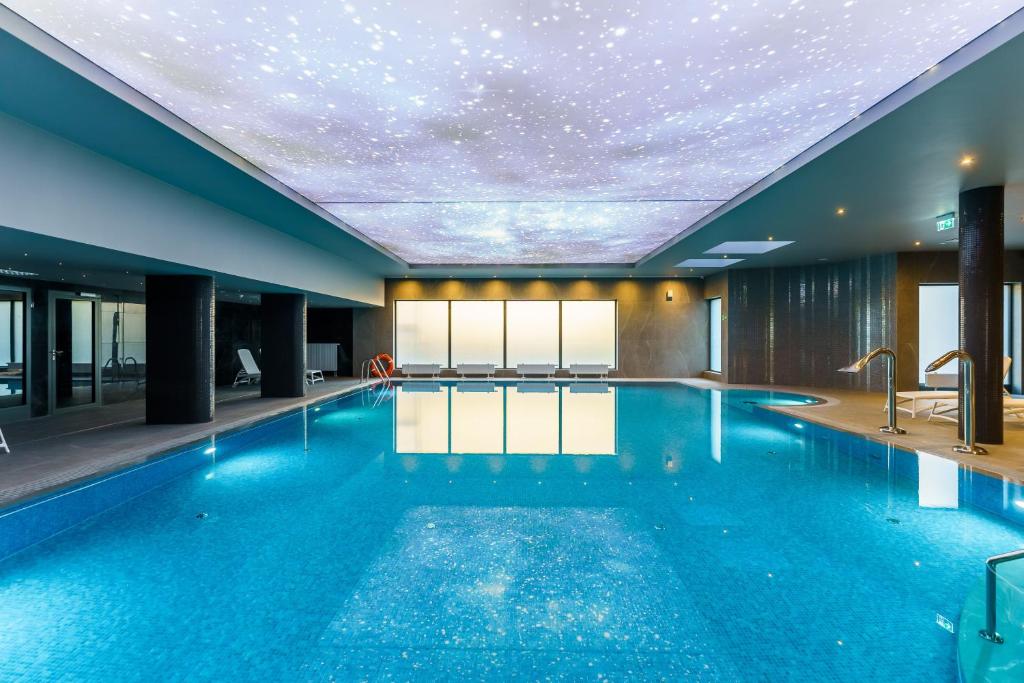 Bazén v ubytovaní FACTORY RESORT wellness & spa alebo v jeho blízkosti