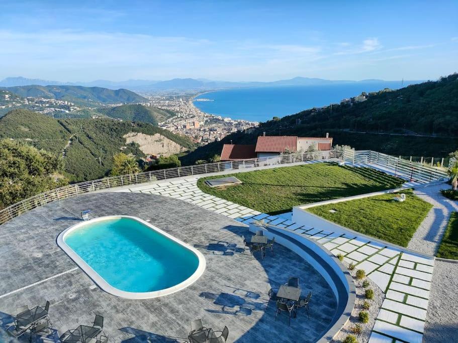 una piscina su un patio con vista sull'oceano di Appartamento Emma con Piscina - Vista Mare"Tenuta Croce" a Salerno