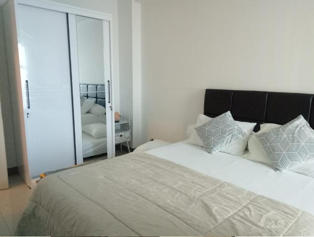 Comfy Apartment at SuperMall Pakuwon - Apartment With Pool View