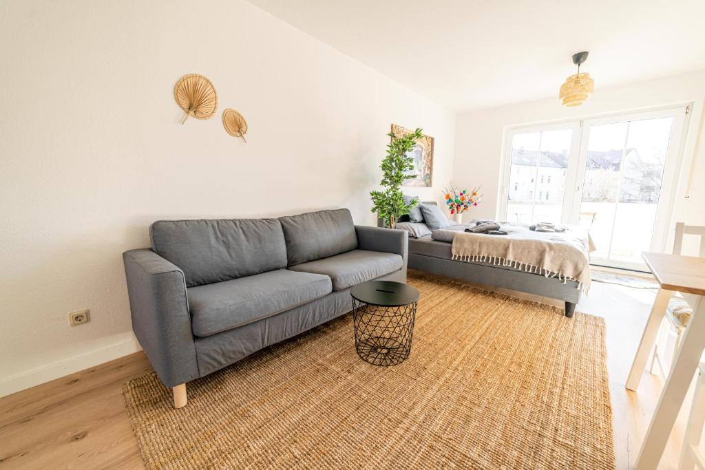 a living room with a couch and a bed at FullHouse - Eisenach - K31 - Balcony - 2 Queensize Beds - SmartTV in Eisenach