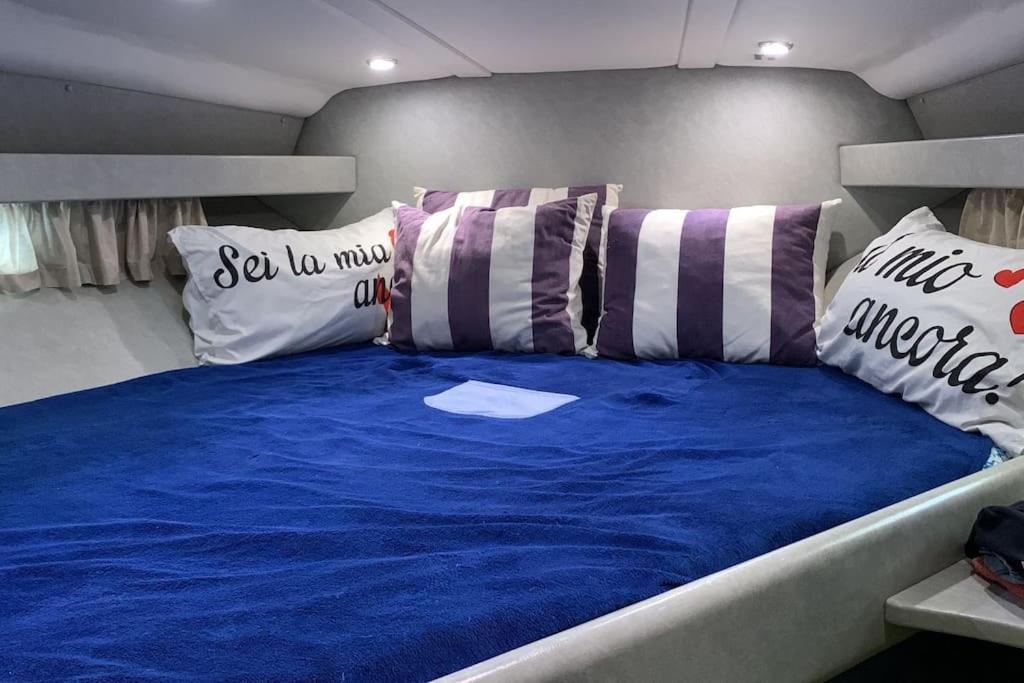 Voodi või voodid majutusasutuse Escursioni in barca toas