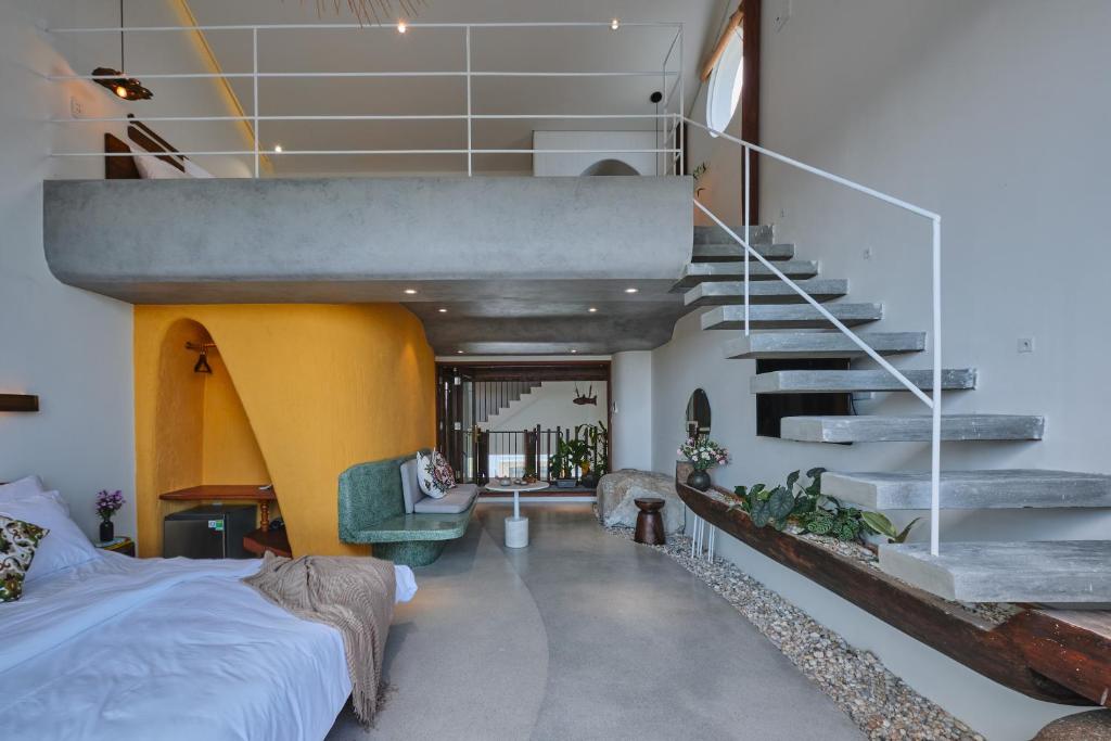 ein Schlafzimmer mit einem Bett und einer Treppe in einem Haus in der Unterkunft Barbados Cherry Villa in Hoi An