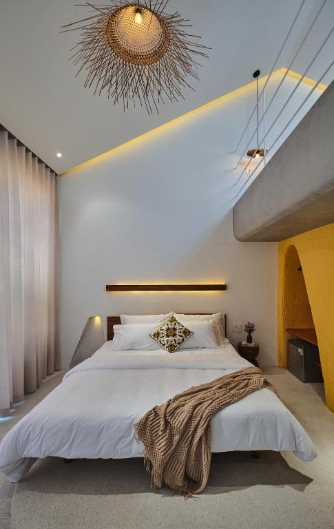 Giường trong phòng chung tại Barbados Cherry Villa