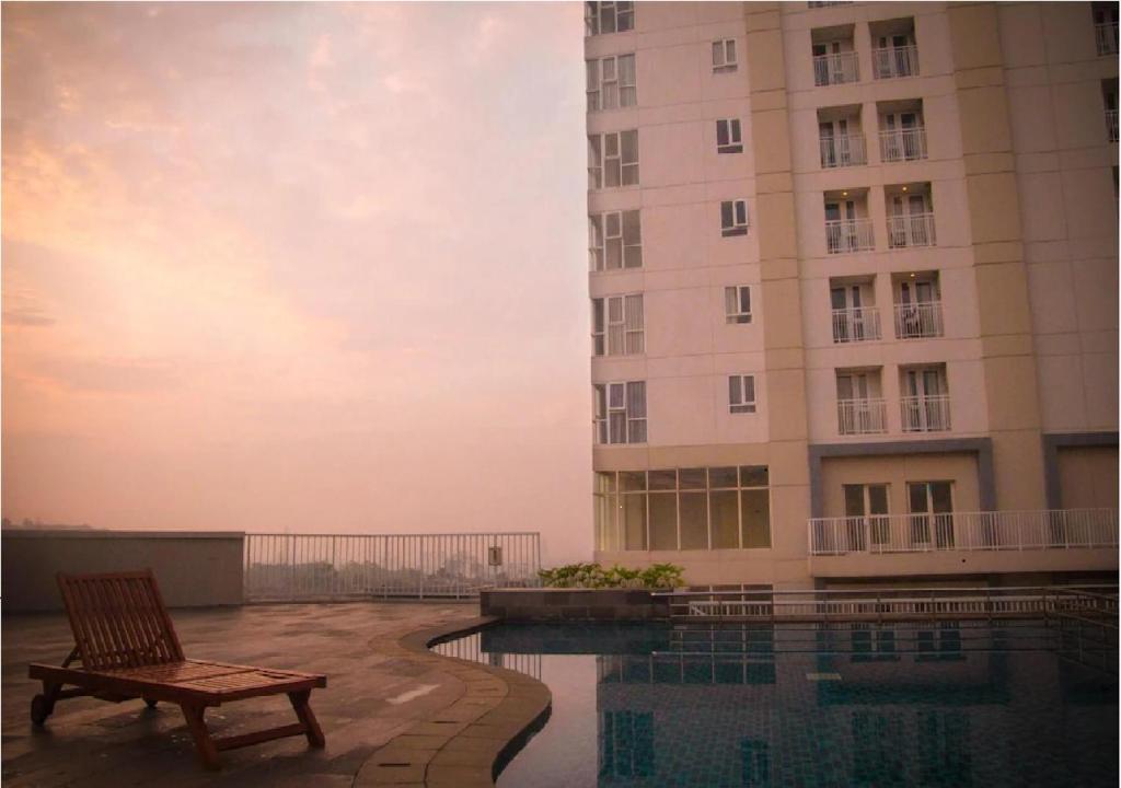 Bazén v ubytování Skyland City Hotel Jatinangor nebo v jeho okolí
